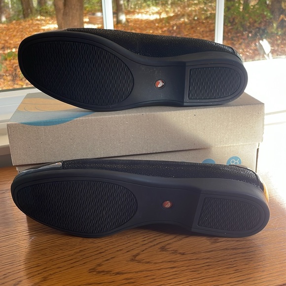 Women’s Clark Flat Size 9.5 Black with patent leather toe and heel. - Picture 8 of 9